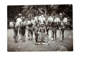 Jefe camerunés con sus mujeres, Camerún, c.1930 de H. S. Freeman